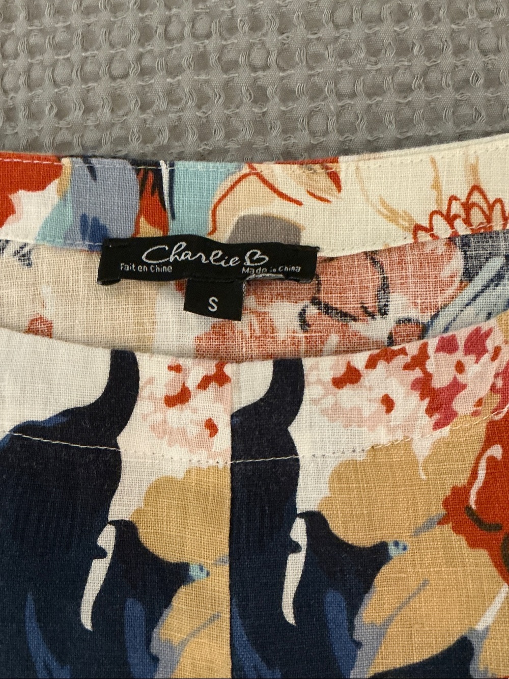 Charlie B Floral Cap Sleeves Round Neck Front Tie Top size Small - Picture 3 of 7